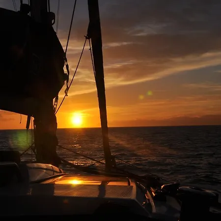 Catamaran In Paradise - Elsie One Botel
